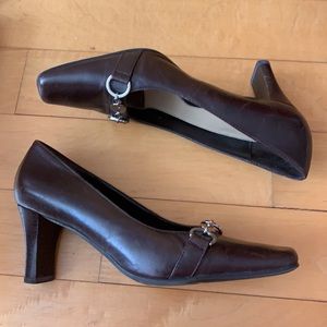Size 7M Liz Clairborne Flex brown leather 3" heels